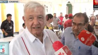 Andrés Manuel López Obrador emitió su voto en una casilla especial ubicada a unos 400 metros de su finca ubicada en Palenque, Chiapas.

Para más información del tema, visita: https://www.eleconomista.com.mx/politica/amlo-rompe-8-meses-ausencia-publica-votar-eleccion-judicial-mexico-democratico-dice-20250601-761636.html 

¡Síguenos en nuestras redes sociales para mantenerte informado!

Twitter: https://twitter.com/eleconomista 
Facebook: https://www.facebook.com/ElEconomista.mx
Instagram: https://www.instagram.com/eleconomistamx
LinkedIn: https://www.linkedin.com/company/el-economista/

#ElEconomista #EETV #ElecciónJudicial