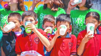 Voluntarios celebran junto a niños de Poxtla tras instalar la torre de agua potable en su escuela primaria