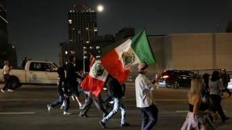 Trump ha desplegado ya a la Guardia Nacional en California para ayudar a los agentes del ICE ante las protestas del gobernador del estado, Gavin Newson, quien ha acusado al presidente de Estados Unidos de poner en riesgo la democracia.
Para más información del tema, visita: https://www.eleconomista.com.mx/internacionales/administracion-trump-advierte-miedo-contener-protestas-california-20250611-763217.html
¡Síguenos en nuestras redes sociales para mantenerte informado!
Twitter: https://twitter.com/eleconomista
Facebook: https://www.facebook.com/ElEconomista.mx
Instagram: https://www.instagram.com/eleconomistamx
LinkedIn: https://www.linkedin.com/company/el-economista/
#ElEconomista #EETV
