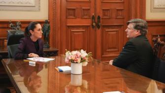 La presidenta de México, Claudia Sheinbaum, informó sobre la reunión con Christopher Landau, subsecretario de Estado estadounidense, para conversar sobre diversos temas de la relación entre México y Estados Unidos.
Para más información del tema, visita:https://www.eleconomista.com.mx/politica/landau-sale-palacio-nacional-sheinbaum-dice-hablaron-sobre-relacion-mexico-eu-20250611-763229.html
¡Síguenos en nuestras redes sociales para mantenerte informado!
Twitter: https://twitter.com/eleconomista
Facebook: https://www.facebook.com/ElEconomista.mx
Instagram: https://www.instagram.com/eleconomistamx
LinkedIn: https://www.linkedin.com/company/el-economista/
#ElEconomista #EETV