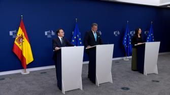El gobierno británico y la Unión Europea alcanzaron el miércoles un "histórico" acuerdo político definitivo sobre libre circulación de bienes y personas entre el enclave británico de Gibraltar y España.
¡Síguenos en nuestras redes sociales para mantenerte informado!
Twitter: https://twitter.com/eleconomista
Facebook: https://www.facebook.com/ElEconomista.mx
Instagram: https://www.instagram.com/eleconomistamx
LinkedIn: https://www.linkedin.com/company/el-economista/
#ElEconomista #EETV