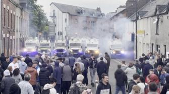 Cientos de personas se congregaron el miércoles en las calles de la localidad de Ballymena, en Irlanda del Norte, en la tercera noche de tensiones antiinmigrantes, ante una fuerte presencia policial.