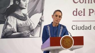 La presidenta de México, Claudia Sheinbaum, relató este jueves que advirtió personalmente en la víspera al vicesecretario de Estado estadounidense, Christopher Landau, de que las agresivas políticas migratorias del presidente Donald Trump van "a dañar no solamente a las personas, sino a la propia economía" de Estados Unidos.
Para más información del tema, visita: https://www.eleconomista.com.mx/internacionales/sheinbaum-advirtio-landau-redadas-migrantes-danaran-economia-eu-20250612-763433.html
¡Síguenos en nuestras redes sociales para mantenerte informado!
Twitter: https://twitter.com/eleconomista
Facebook: https://www.facebook.com/ElEconomista.mx
Instagram: https://www.instagram.com/eleconomistamx
LinkedIn: https://www.linkedin.com/company/el-economista/
#ElEconomista #EETV