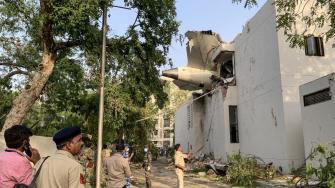 El ministro del Interior de India, Amit Shah, confirmó la presencia de un superviviente en la tragedia del vuelo de Air India en el que viajaban 242 personas, entre pasajeros y tripulación, y que se estrelló este jueves apenas había emprendido el vuelo hacia Londres desde el aeropuerto de Ahmedabad.
Para más información del tema, visita: https://www.eleconomista.com.mx/internacionales/india-confirma-superviviente-avionazo-air-india-nadie-pudo-salvarse-20250612-763440.html
¡Síguenos en nuestras redes sociales para mantenerte informado!
Twitter: https://twitter.com/eleconomista
Facebook: https://www.facebook.com/ElEconomista.mx
Instagram: https://www.instagram.com/eleconomistamx
LinkedIn: https://www.linkedin.com/company/el-economista/
#ElEconomista #EETV