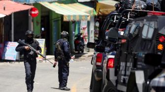 Guatemala y México comparten una frontera de casi 1,000 kilómetros donde abundan los pasos ilegales y la inseguridad. En algunas zonas operan grupos de narcotraficantes de ambos países.
Para más información del tema, visita: https://www.eleconomista.com.mx/politica/guatemala-refuerza-seguridad-frontera-mexico-incursion-autorizada-policias-20250612-763478.html
¡Síguenos en nuestras redes sociales para mantenerte informado!
Twitter: https://twitter.com/eleconomista
Facebook: https://www.facebook.com/ElEconomista.mx
Instagram: https://www.instagram.com/eleconomistamx
LinkedIn: https://www.linkedin.com/company/el-economista/
#ElEconomista #EETV #Guatemala #Frontera #FronteraGuatemala