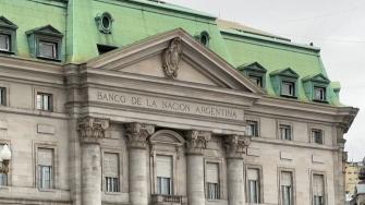 La inflación en Argentina fue de 1,5% en mayo, el dato mensual más bajo en cinco años, una cifra celebrada por el gobierno del ultraliberal Javier Milei que implementó un ajuste draconiano para controlar el desbocado aumento de precios que agobia a los argentinos.
¡Síguenos en nuestras redes sociales para mantenerte informado!
Twitter: https://twitter.com/eleconomista
Facebook: https://www.facebook.com/ElEconomista.mx
Instagram: https://www.instagram.com/eleconomistamx
LinkedIn: https://www.linkedin.com/company/el-economista/
#ElEconomista #EETV