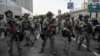 Tras las protestas por las redadas contra la inmigración en Los Ángeles, el presidente estadounidense, Donald Trump, envió miles de tropas de la Guardia Nacional y cientos de marines para defender los edificios federales, una medida que ha sido fuertemente criticada por el gobernador de California.

Para más información del tema, visita: https://www.eleconomista.com.mx/internacionales/guardia-nacional-estados-unidos-20250613-763595.html

Twitter: https://twitter.com/eleconomista   
Sitio web: https://www.eleconomista.com.mx/   
Facebook: https://www.facebook.com/ElEconomista.mx   
 
#ElEconomista#EETV