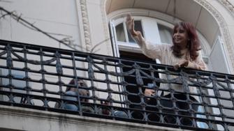 Cientos de simpatizantes de Cristina Kirchner se congregaron este jueves frente a los tribunales de Buenos Aires donde está la Corte Suprema, que ratificó su condena a seis años de prisión por corrupción.