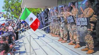 Los marines fueron desplegados en Los Ángeles este viernes, dijo el Ejército, en un inusual uso doméstico de sus fuerzas mientras las protestas por las redadas de inmigración del presidente Donald Trump se extienden por todo el país.
Para más información del tema, visita: https://www.eleconomista.com.mx/internacionales/pentagono-anuncia-marines-seran-desplegados-angeles-viernes-20250613-763637.html
¡Síguenos en nuestras redes sociales para mantenerte informado!
Twitter: https://twitter.com/eleconomista
Facebook: https://www.facebook.com/ElEconomista.mx
Instagram: https://www.instagram.com/eleconomistamx
LinkedIn: https://www.linkedin.com/company/el-economista/
T
#ElEconomista #EETV #Protestas #Antimigración