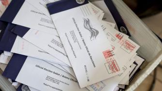 Un tribunal federal suspendió provisionalmente una parte de una orden ejecutiva del presidente de Estados Unidos, Donald Trump, que modificaba sustancialmente el proceso de registro electoral y el sistema de votación por correo.

Para más información del tema, visita: https://www.eleconomista.com.mx/internacionales/tribunal-frena-iniciativa-trump-cambiar-registro-electoral-sistema-recuento-votos-20250613-763607.html

¡Síguenos en nuestras redes sociales para mantenerte informado!

Twitter: https://twitter.com/eleconomista 
Facebook: https://www.facebook.com/ElEconomista.mx
Instagram: https://www.instagram.com/eleconomistamx
LinkedIn: https://www.linkedin.com/company/el-economista/

#ElEconomista #EETV