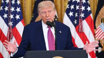 El presidente estadounidense Donald Trump blindó Washington para el gran desfile militar de este sábado, día de su cumpleaños, pero tormentas eléctricas y manifestaciones en el país contra sus redadas migratorias podrían aguarle la fiesta.
¡Síguenos en nuestras redes sociales para mantenerte informado!
Twitter: https://twitter.com/eleconomista
Facebook: https://www.facebook.com/ElEconomista.mx
Instagram: https://www.instagram.com/eleconomistamx
LinkedIn: https://www.linkedin.com/company/el-economista/
#ElEconomista #EETV