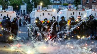 Al menos 22 policías resultaron heridos y dos personas fueron detenidas durante una cuarta noche de violencia contra la inmigración en Irlanda del Norte, anunció el viernes el cuerpo de seguridad.
¡Síguenos en nuestras redes sociales para mantenerte informado!
Twitter: https://twitter.com/eleconomista
Facebook: https://www.facebook.com/ElEconomista.mx
Instagram: https://www.instagram.com/eleconomistamx
LinkedIn: https://www.linkedin.com/company/el-economista/
#ElEconomista #EETV