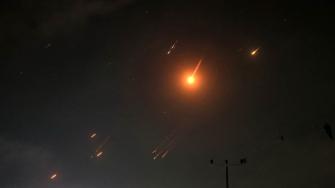 Irán, que niega querer dotarse de armas nucleares, disparó decenas de misiles contra instalaciones militares en Israel.
Para más información del tema, visita: https://www.eleconomista.com.mx/internacionales/israel-advierte-teheran-ardera-iran-sigue-disparando-misiles-20250614-763718.html
¡Síguenos en nuestras redes sociales para mantenerte informado!
Twitter: https://twitter.com/eleconomista
Facebook: https://www.facebook.com/ElEconomista.mx
Instagram: https://www.instagram.com/eleconomistamx
LinkedIn: https://www.linkedin.com/company/el-economista/
#ElEconomista #EETV #Irán