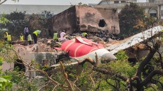 Al menos 279 personas murieron el jueves al estrellarse un Boeing 787 de Air India en la ciudad india de Ahmedabad, la catástrofe aérea más mortífera del mundo desde 2014, según un nuevo balance divulgado el sábado.
¡Síguenos en nuestras redes sociales para mantenerte informado!
Twitter: https://twitter.com/eleconomista
Facebook: https://www.facebook.com/ElEconomista.mx
Instagram: https://www.instagram.com/eleconomistamx
LinkedIn: https://www.linkedin.com/company/el-economista/
#ElEconomista #EETV #AirIndia