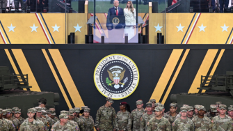 En las horas previas al desfile, cientos de miles de estadounidenses protestaron contra Trump en concentraciones y marchas en las principales ciudades del país, desde Nueva York a Los Ángeles, en un día empañado por el asesinato de una legisladora demócrata en Minnesota y el conflicto en Oriente Medio.
Para más información del tema, visita: https://www.eleconomista.com.mx/internacionales/donald-trump-disfruta-desfile-militar-cientos-miles-manifiestan-20250614-763761.html
¡Síguenos en nuestras redes sociales para mantenerte informado!
Twitter: https://twitter.com/eleconomista
Facebook: https://www.facebook.com/ElEconomista.mx
Instagram: https://www.instagram.com/eleconomistamx
LinkedIn: https://www.linkedin.com/company/el-economista/
T
#ElEconomista #EETV #EU #Trump #Protestas