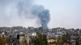 Misiles iraníes alcanzaron Tel Aviv y la ciudad portuaria de Haifa, en Israel, antes del amanecer de este lunes, destruyeron viviendas y avivaron la preocupación entre los líderes mundiales en la reunión del G7 de esta semana de que la batalla entre los dos viejos enemigos pueda desembocar en un conflicto regional más amplio.
Para más información del tema, visita: https://www.eleconomista.com.mx/internacionales/iran-congratula-nuevo-metodo-alcanzar-tel-aviv-haifa-misiles-20250616-763889.html
¡Síguenos en nuestras redes sociales para mantenerte informado!
Twitter: https://twitter.com/eleconomista
Facebook: https://www.facebook.com/ElEconomista.mx
Instagram: https://www.instagram.com/eleconomistamx
LinkedIn: https://www.linkedin.com/company/el-economista/
#ElEconomista #EETV