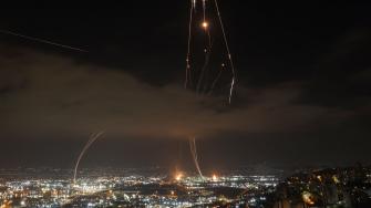 Irán lanzó el lunes nuevos misiles contra varias ciudades de Israel, en respuesta a los bombardeos israelíes que alcanzaron el territorio iraní por cuarta noche consecutiva.
¡Síguenos en nuestras redes sociales para mantenerte informado!
Twitter: https://twitter.com/eleconomista
Facebook: https://www.facebook.com/ElEconomista.mx
Instagram: https://www.instagram.com/eleconomistamx
LinkedIn: https://www.linkedin.com/company/el-economista/
#ElEconomista #EETV