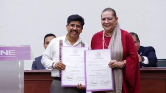 Un abogado indígena presidirá la Corte Suprema de México, dominada por una mayoría afín al oficialismo de izquierda, confirmó este domingo el Instituto Nacional Electoral (INE) en una ceremonia donde se hablaron dos lenguas originarias, además del español.
¡Síguenos en nuestras redes sociales para mantenerte informado!
Twitter: https://twitter.com/eleconomista
Facebook: https://www.facebook.com/ElEconomista.mx
Instagram: https://www.instagram.com/eleconomistamx
LinkedIn: https://www.linkedin.com/company/el-economista/
#ElEconomista #EETV