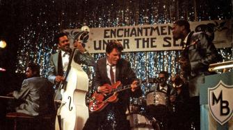 El fabricante de guitarras Gibson inició la búsqueda de un querido artefacto de la cultura pop cinematográfica: la guitarra Gibson ES-345 color cereza de Marty McFly.
¡Síguenos en nuestras redes sociales para mantenerte informado!
Twitter: https://twitter.com/eleconomista
Facebook: https://www.facebook.com/ElEconomista.mx
Instagram: https://www.instagram.com/eleconomistamx
LinkedIn: https://www.linkedin.com/company/el-economista/
#ElEconomista #EETV