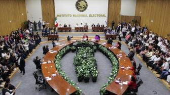 Este domingo, en sesión del Consejo General, el INE confirmó los resultados finales de los cómputos de la elección de ministras y ministros de la Suprema Corte de Justicia de la Nación (SCJN), con lo cual se declaró la validez de dicha elección, así como la asignación de las próximas presidencias de la máximo Tribunal del país.
Para más información del tema, visita: https://www.eleconomista.com.mx/politica/ine-anula-800-casillas-eleccion-scjn-diversas-irregularidades-20250615-763812.html
¡Síguenos en nuestras redes sociales para mantenerte informado!
Twitter: https://twitter.com/eleconomista
Facebook: https://www.facebook.com/ElEconomista.mx
Instagram: https://www.instagram.com/eleconomistamx
LinkedIn: https://www.linkedin.com/company/el-economista/
#ElEconomista #EETV