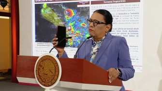 El Gobierno de México ha iniciado un operativo de prevención y atención ante la llegada de la tormenta tropical “Erick”, que amenaza con impactar como huracán categoría 2 en los estados de Oaxaca y Guerrero, informó este martes la titular de Protección Civil, Laura Velázquez Alzúa, en la conferencia mañanera presidencial encabezada por la secretaria de Gobernación, Rosa Icela Rodríguez.
Para más información del tema, visita: https://www.eleconomista.com.mx/politica/gobierno-despliega-operativo-llegada-tormenta-tropical-erick-20250617-764080.html
Twitter: https://twitter.com/eleconomista
Sitio web: https://www.eleconomista.com.mx/
Facebook: https://www.facebook.com/ElEconomista.mx
#ElEconomista #CapitalHumano #EETV