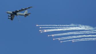 Donald Trump afirmó este martes que Estados Unidos "tiene ahora el control completo y total de los cielos de Irán", tras la oleada de bombardeos iniciada la semana pasada por el ejército israelí.
Para más información del tema, visita: https://www.eleconomista.com.mx/internacionales/trump-presume-estados-unidos-control-cielos-iran-20250617-764097.html
¡Síguenos en nuestras redes sociales para mantenerte informado!
Twitter: https://twitter.com/eleconomista
Facebook: https://www.facebook.com/ElEconomista.mx
Instagram: https://www.instagram.com/eleconomistamx
LinkedIn: https://www.linkedin.com/company/el-economista/
#ElEconomista #EETV