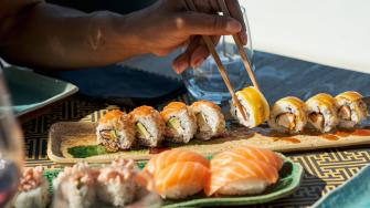 El 18 de junio se celebra el Día Internacional del Sushi. En México, este platillo japonés ha consolidado su presencia en el consumo cotidiano, con cifras récord en delivery, adaptaciones locales y un mercado en expansión.
Para más información del tema, visita: https://www.eleconomista.com.mx/bistronomie/dia-sushi-platillo-nicho-fenomeno-consumo-mexico-20250618-764099.html
¡Síguenos en nuestras redes sociales para mantenerte informado!
Twitter: https://twitter.com/eleconomista
Facebook: https://www.facebook.com/ElEconomista.mx
Instagram: https://www.instagram.com/eleconomistamx
LinkedIn: https://www.linkedin.com/company/el-economista/
#ElEconomista #EETV