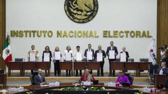 Silvia Rocío Delgado García, quien fuera abogada de Joaquín el Chapo Guzmán Loera, exlíder del Cártel de Sinaloa, está a unos pasos de convertirse en jueza penal del estado de Chihuahua.
Para más información del tema, visita: https://www.eleconomista.com.mx/politica/abogada-chapo-pasos-jueza-penal-20250617-764223.html
¡Síguenos en nuestras redes sociales para mantenerte informado!
Twitter: https://twitter.com/eleconomista
Facebook: https://www.facebook.com/ElEconomista.mx
Instagram: https://www.instagram.com/eleconomistamx
LinkedIn: https://www.linkedin.com/company/el-economista/
#ElEconomista #EETV