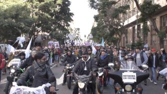 Bajo el lema "Argentina con Cristina", decenas de miles de simpatizantes de la expresidenta Cristina Kirchner entonaban cánticos peronistas y tocaban tambores este miércoles en apoyo a su líder de centroizquierda, quien desde la víspera cumple seis años de prisión domiciliaria por corrupción.