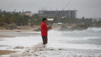 A las 18:00 horas, Erick se encontraba a unos 90 kilómetros al sur-sureste de Puerto Ángel, una localidad costera de Oaxaca, y soplaba vientos máximos sostenidos de 195 kilómetros por hora (km/h)
Para más información del tema, visita: https://www.eleconomista.com.mx/estados/erick-fortalece-huracan-categoria-3-acerca-costas-guerrero-oaxaca-20250618-764346.html
¡Síguenos en nuestras redes sociales para mantenerte informado!
Twitter: https://twitter.com/eleconomista
Facebook: https://www.facebook.com/ElEconomista.mx
Instagram: https://www.instagram.com/eleconomistamx
LinkedIn: https://www.linkedin.com/company/el-economista/
#ElEconomista #EETV