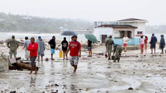En su último aviso meteorológico la Conagua informó que a las 09:15 horas, “Erick” se degradó a huracán de categoría 1 en la escala Saffir-Simpson, su centro se localizó en tierra, aproximadamente a 50 kilómetros al nor-noroeste de Punta Maldonado, Guerrero.
Para más información del tema, visita: https://www.eleconomista.com.mx/politica/huracan-erick-degrada-categoria-1-mantiene-lluvias-torrenciales-guerrero-oaxaca-20250619-764459.html
¡Síguenos en nuestras redes sociales para mantenerte informado!
Twitter: https://twitter.com/eleconomista
Facebook: https://www.facebook.com/ElEconomista.mx
Instagram: https://www.instagram.com/eleconomistamx
LinkedIn: https://www.linkedin.com/company/el-economista/
#ElEconomista #EETV