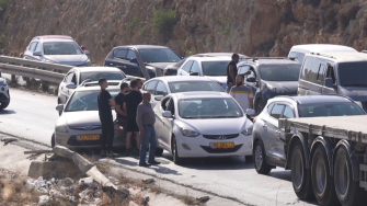 Durante los primeros días del conflicto de Israel con Irán, Cisjordania fue bloqueada por el ejército israelí. A pesar de haber levantado la orden, Israel está añadiendo restricciones a la circulación de los palestinos en Jerusalén Este y Cisjordania, que ya existen desde hace tiempo.
¡Síguenos en nuestras redes sociales para mantenerte informado!
Twitter: https://twitter.com/eleconomista
Facebook: https://www.facebook.com/ElEconomista.mx
Instagram: https://www.instagram.com/eleconomistamx
LinkedIn: https://www.linkedin.com/company/el-economista/
#ElEconomista #EETV