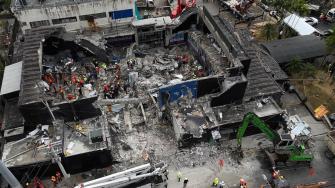 Un tribunal dominicano determinó el jueves de madrugada que los hermanos propietarios de la discoteca que colapsó hace dos meses, y dejó más de 230 muertos, encararán en libertad su juicio por homicidio involuntario.
¡Síguenos en nuestras redes sociales para mantenerte informado!
Twitter: https://twitter.com/eleconomista
Facebook: https://www.facebook.com/ElEconomista.mx
Instagram: https://www.instagram.com/eleconomistamx
LinkedIn: https://www.linkedin.com/company/el-economista/
#ElEconomista #EETV