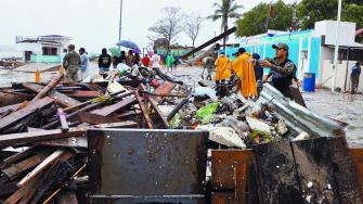 SAN PEDRO MIXTEPEC, OAXACA, 19JUNIO2025.- Lluvias constantes y oleaje elevado se registran en Puerto Escondido, luego de que el huracán Erick tocó tierra a las 5:30 de la mañana en Pinotepa Nacional, en la Costa de Oaxaca. Pescadores y prestadores de servicios turísticos a pie de playa realizan labores de limpieza y rescate de sus propiedades, los fuertes vientos y marejadas dejaron algunos daños en la Playa Principal de Puerto Escondido. FOTO: CAROLINA JIMÉNEZ MARISCAL/CUARTOSCURO.COM