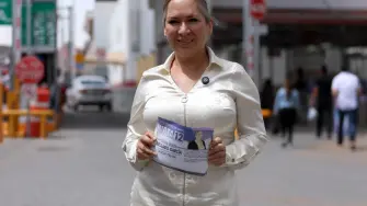 Una exabogada del narcotraficante mexicano Joaquín "Chapo" Guzmán recibió el jueves el certificado de reconocimiento como nueva jueza en una ciudad vecina a Estados Unidos, tras una inédita elección judicial en México.
Twitter: https://twitter.com/eleconomista
Facebook: https://www.facebook.com/ElEconomista.mx
Instagram: https://www.instagram.com/eleconomistamx
LinkedIn: https://www.linkedin.com/company/el-economista/
T
#ElEconomista #EETV
