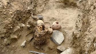 El hallazgo accidental de una momia de más de mil años de antigüedad durante una excavación para instalar una tubería de gas en Lima confirma que bajo las capas de asfalto y tierra sobre las que se construyó la capital peruana existen aún tumbas prehispánicas.
¡Síguenos en nuestras redes sociales para mantenerte informado!
Twitter: https://twitter.com/eleconomista
Facebook: https://www.facebook.com/ElEconomista.mx
Instagram: https://www.instagram.com/eleconomistamx
LinkedIn: https://www.linkedin.com/company/el-economista/
#ElEconomista #EETV