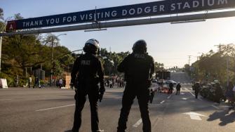 Como respuesta a las redadas, en Los Ángeles se han registrado numerosas protestas que han incluido algunos incidentes violentos aislados.
Para más información del tema, visita: https://www.eleconomista.com.mx/internacionales/dodgers-anuncian-ayuda-millon-dolares-inmigrantes-angeles-20250620-764705.html
¡Síguenos en nuestras redes sociales para mantenerte informado!
Twitter: https://twitter.com/eleconomista
Facebook: https://www.facebook.com/ElEconomista.mx
Instagram: https://www.instagram.com/eleconomistamx
LinkedIn: https://www.linkedin.com/company/el-economista/
#ElEconomista #EETV #Redadas