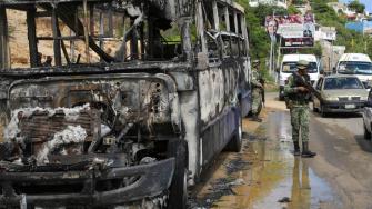 El hallazgo de los cadáveres ocurrió luego que las autoridades recibieran un reporte sobre un autobús que se incendiaba en calles de la ciudad, informó la Secretaría de Seguridad Pública local.
Para más información del tema, visita: https://www.eleconomista.com.mx/politica/hallan-5-cuerpos-autobus-calcinado-acapulco-20250622-764781.html
¡Síguenos en nuestras redes sociales para mantenerte informado!
Twitter: https://twitter.com/eleconomista
Facebook: https://www.facebook.com/ElEconomista.mx
Instagram: https://www.instagram.com/eleconomistamx
LinkedIn: https://www.linkedin.com/company/el-economista/
#ElEconomista #EETV #Acapulco