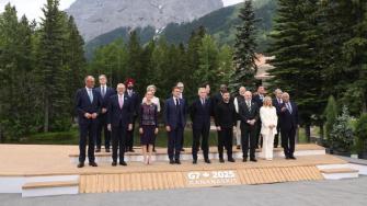 La presidenta fue una de las invitadas especiales a la cumbre, en donde también tuvo reuniones bilaterales.
Para más información del tema, visita: https://www.eleconomista.com.mx/internacionales/g7-agenda-sheinbaum-balance-cumbre-canada-20250622-764695.html
¡Síguenos en nuestras redes sociales para mantenerte informado!
Twitter: https://twitter.com/eleconomista
Facebook: https://www.facebook.com/ElEconomista.mx
Instagram: https://www.instagram.com/eleconomistamx
LinkedIn: https://www.linkedin.com/company/el-economista/
T
#ElEconomista #EETV