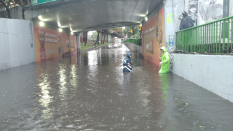 De acuerdo con el reporte del radar meteorológico de la Ciudad de México, persisten lluvias e intervalos de chubascos en Iztapalapa, Milpa Alta, Tláhuac, Tlalpan y Xochimilco, así como lluvias ligeras y chubascos ocasionales en Benito Juárez, Coyoacán, Cuauhtémoc, Iztacalco y Venustiano Carranza.
Para más información del tema, visita: https://www.eleconomista.com.mx/politica/activan-alertas-roja-naranja-amarilla-intensas-lluvias-cdmx-reportan-encharcamientos-20250622-764788.html
¡Síguenos en nuestras redes sociales para mantenerte informado!
Twitter: https://twitter.com/eleconomista
Facebook: https://www.facebook.com/ElEconomista.mx
Instagram: https://www.instagram.com/eleconomistamx
LinkedIn: https://www.linkedin.com/company/el-economista/
T
#ElEconomista #EETV