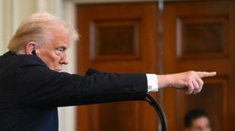 El presidente de Estados Unidos, Donald Trump, instó a Rusia a no utilizar "a la ligera" el término "nuclear" en respuesta a un mensaje del exmandatario Dimitri Medvedev en la que planteaba que varios países estaban dispuestos a suministrar a Irán sus propias ojivas.
Para más información del tema, visita: https://www.eleconomista.com.mx/internacionales/trump-insta-rusia-utilizar-ligera-termino-nuclear-respuesta-medvedev-20250623-764909.html
¡Síguenos en nuestras redes sociales para mantenerte informado!
Twitter: https://twitter.com/eleconomista
Facebook: https://www.facebook.com/ElEconomista.mx
Instagram: https://www.instagram.com/eleconomistamx
LinkedIn: https://www.linkedin.com/company/el-economista/
#ElEconomista #EETV