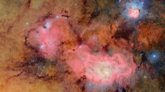 El Observatorio Vera Rubin en Chile acaba de liberar imágenes que parecen sacadas de una película de ciencia ficción: galaxias multicolores y regiones de formación estelar nunca antes vistas. Captadas por la cámara digital más grande del mundo, estas imágenes cambiarán tu forma de ver el universo.
¡Síguenos en nuestras redes sociales para mantenerte informado!
Twitter: https://twitter.com/eleconomista
Facebook: https://www.facebook.com/ElEconomista.mx
Instagram: https://www.instagram.com/eleconomistamx
LinkedIn: https://www.linkedin.com/company/el-economista/
#ElEconomista #EETV