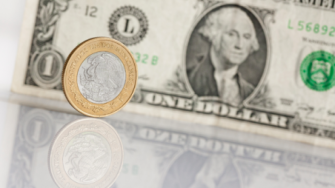 Los operadores también asimilan los comentarios del presidente de la Fed, Jerome Powell, y un repunte en la inflación local de los primeros 15 días del mes.