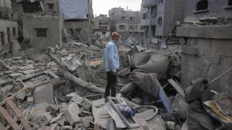 Soldados israelíes mataron al menos a 40 palestinos en Gaza y ordenaron nuevas evacuaciones este martes, dijeron médicos locales y residentes, en un nuevo derramamiento de sangre poco después de que Israel e Irán alcanzaron un alto el fuego para poner fin a una guerra aérea de 12 días.