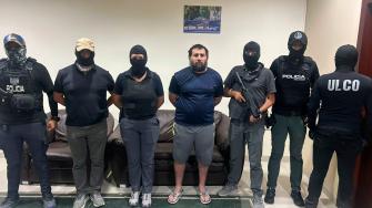 Momento de la detención de 'Fito', líder de la banda criminal Los Choneros, en Ecuador, una imagen difundida por las autoridades.