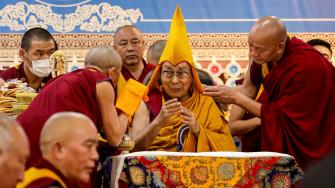 A punto de cumplir 90 años, el dalái lama es el líder espiritual y el rostro internacional de la lucha por una mayor autonomía del Tíbet. Su campaña, sin embargo, le valió la enemistad de China, que lo demoniza como "un lobo en hábitos de monje".
¡Síguenos en nuestras redes sociales para mantenerte informado!
Twitter: https://twitter.com/eleconomista
Facebook: https://www.facebook.com/ElEconomista.mx
Instagram: https://www.instagram.com/eleconomistamx
LinkedIn: https://www.linkedin.com/company/el-economista/
#ElEconomista #EETV