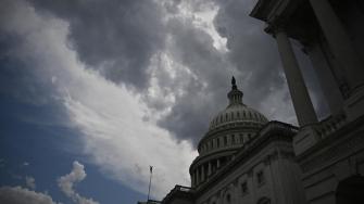 Donald Trump confía en conseguir este miércoles la adopción final en el Congreso estadounidense de su masivo proyecto de ley del presupuesto federal para sellar su legado presidencial.

Para más información del tema, visita: https://www.eleconomista.com.mx/internacionales/proyecto-ley-presupuesto-trump-enfrenta-voto-decisivo-20250702-766303.html

¡Síguenos en nuestras redes sociales para mantenerte informado!

Twitter: https://twitter.com/eleconomista 
Facebook: https://www.facebook.com/ElEconomista.mx
Instagram: https://www.instagram.com/eleconomistamx
LinkedIn: https://www.linkedin.com/company/el-economista/

#ElEconomista #EETV  #LeydePresupuesto
