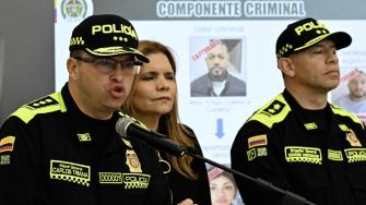 Las autoridades ya han capturado a cinco presuntos implicados, incluido el pistolero, un adolescente de 15 años.
Para más información del tema, visita: https://www.eleconomista.com.mx/internacionales/capturan-sospechoso-contratar-sicario-atentado-miguel-uribe-20250705-766830.html
¡Síguenos en nuestras redes sociales para mantenerte informado!
Twitter: https://twitter.com/eleconomista
Facebook: https://www.facebook.com/ElEconomista.mx
Instagram: https://www.instagram.com/eleconomistamx
LinkedIn: https://www.linkedin.com/company/el-economista/
#ElEconomista #EETV #MiguelUribe