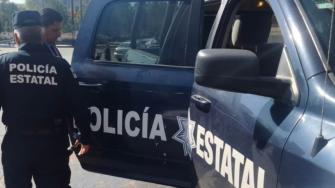 El sospechoso portaba una placa y credencial que lo identificaban como parte de la Agencia Central de Inteligencia (CIA por sus siglas en inglés).
Para más información del tema, visita: https://www.eleconomista.com.mx/politica/policias-detienen-edomex-estadounidense-le-aseguran-pequeno-arsenal-20250705-766845.html
¡Síguenos en nuestras redes sociales para mantenerte informado!
Twitter: https://twitter.com/eleconomista
Facebook: https://www.facebook.com/ElEconomista.mx
Instagram: https://www.instagram.com/eleconomistamx
LinkedIn: https://www.linkedin.com/company/el-economista/
#ElEconomista #EETV #EstadodeMéxico
