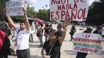 Al grito de "¡fuera gringos!", con pancartas y destrozos en distintos comercios, cientos de personas se manifestaron este viernes en Ciudad de México en contra de la gentrificación de distintos sectores por la llegada de extranjeros.
¡Síguenos en nuestras redes sociales para mantenerte informado!
Twitter: https://twitter.com/eleconomista
Facebook: https://www.facebook.com/ElEconomista.mx
Instagram: https://www.instagram.com/eleconomistamx
LinkedIn: https://www.linkedin.com/company/el-economista/
T
#ElEconomista #EETV